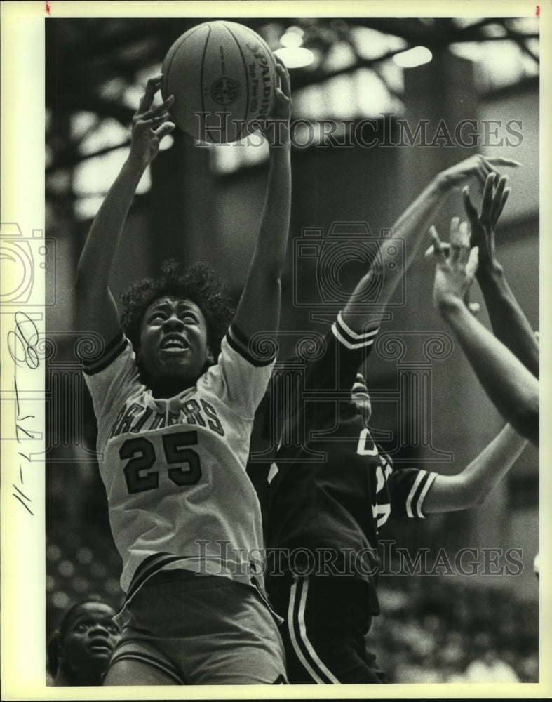 1984 Press Photo Austin Reagan and Highlands play girls high school basketball- Historic Images