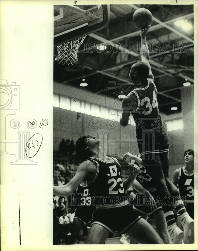 1984 Press Photo Fox Tech and Roosevelt high school basketball players- Historic Images
