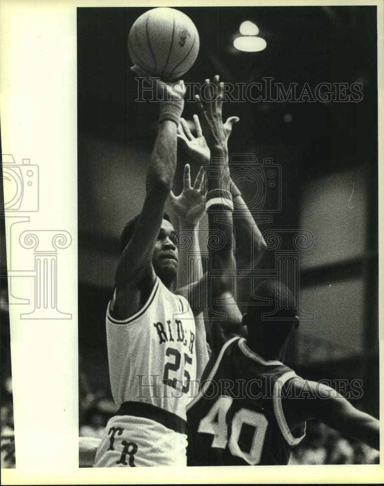 1984 Press Photo Roosevelt and Holmes play boys high school basketball- Historic Images