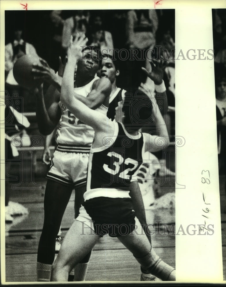 1984 Press Photo Fox Tech and Highlands play boys high school basketball- Historic Images