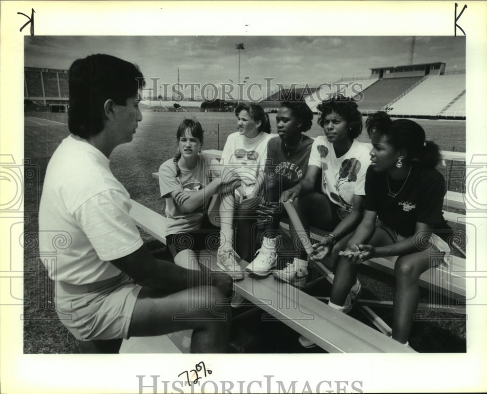 1990 Press Photo Ernest Paz, Lee High School Track Coach with Girls Relay Team- Historic Images