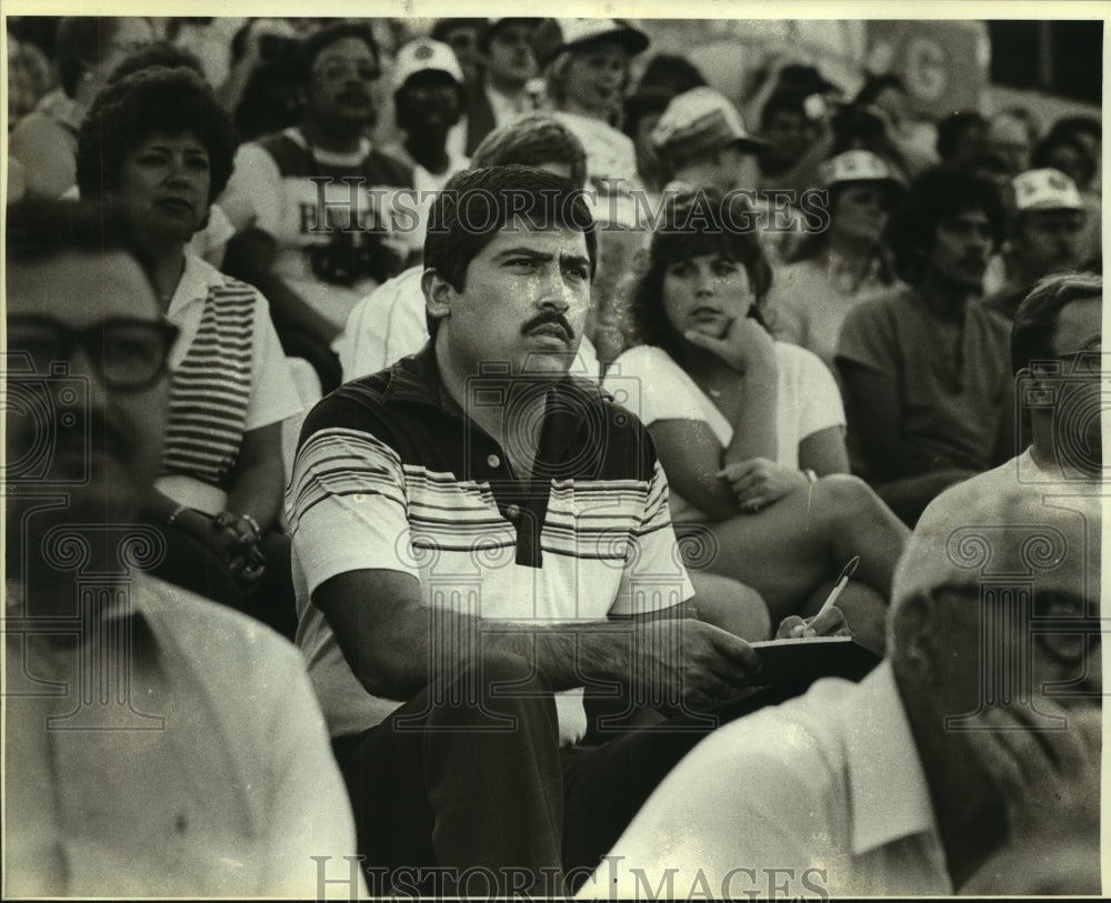 1985 Press Photo David Flores, News Writer at San Antonio Gunslingers Game- Historic Images