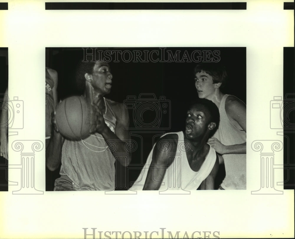 1986 Press Photo Damon Millett at New Braunfels High School Basketball Pracitce- Historic Images