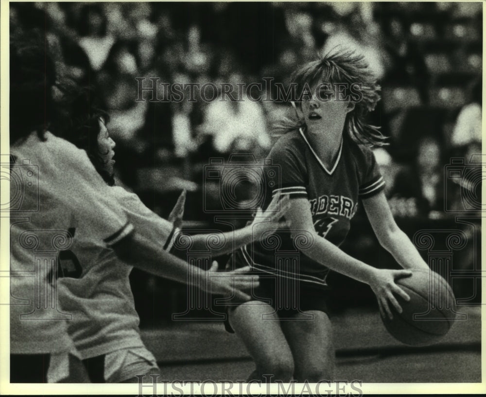 1986 Press Photo Sandy Koegle, Roosevelt High School Basketball Player at Game- Historic Images