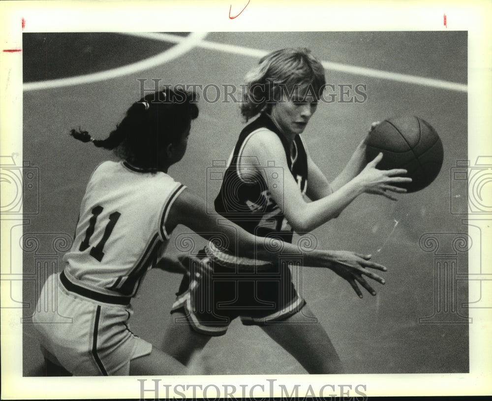 1986 Press Photo Velma Boone, Devine High School Basketball Player at Game- Historic Images