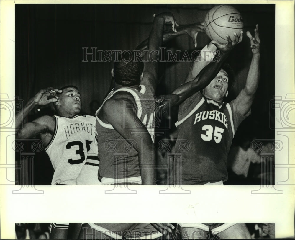 1986 Press Photo East Central and Holmes High School Basketball Players at Game- Historic Images