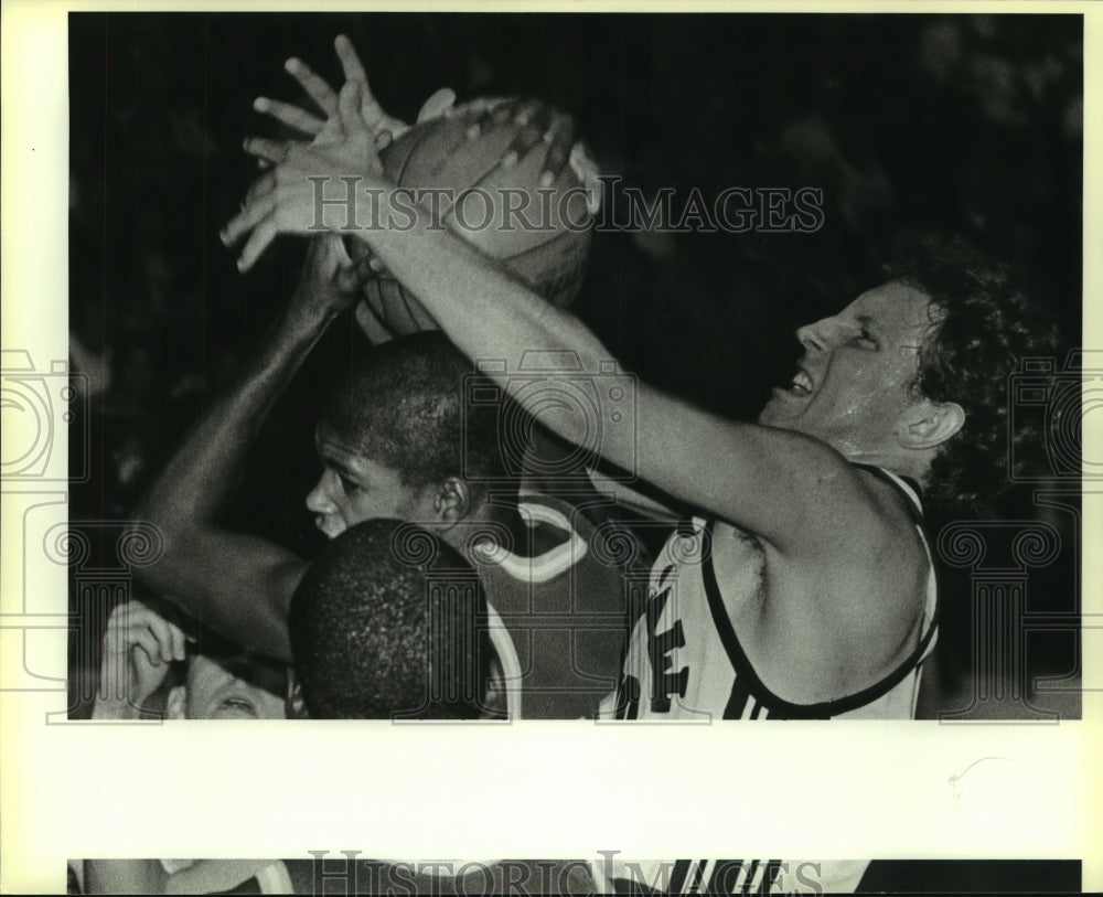 1986 Press Photo Marshal and Holmes High School Basketball Players at Game- Historic Images