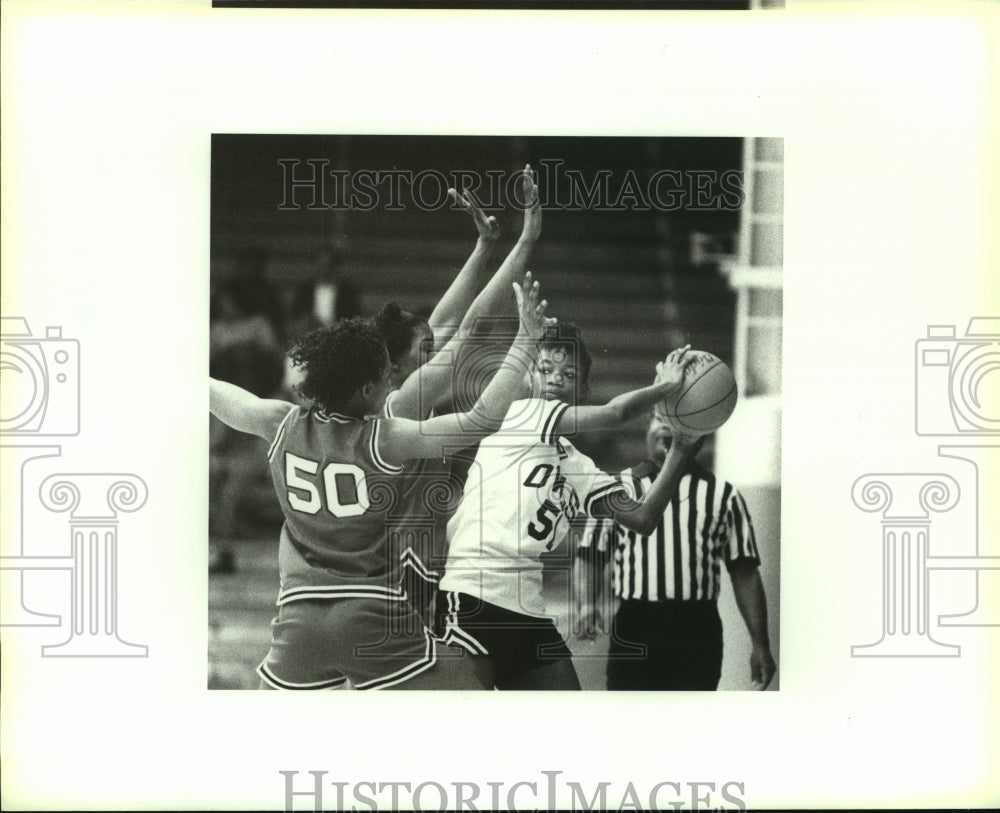 1991 Press Photo Lucy Barber, Highlands High School Basketball Player at game- Historic Images