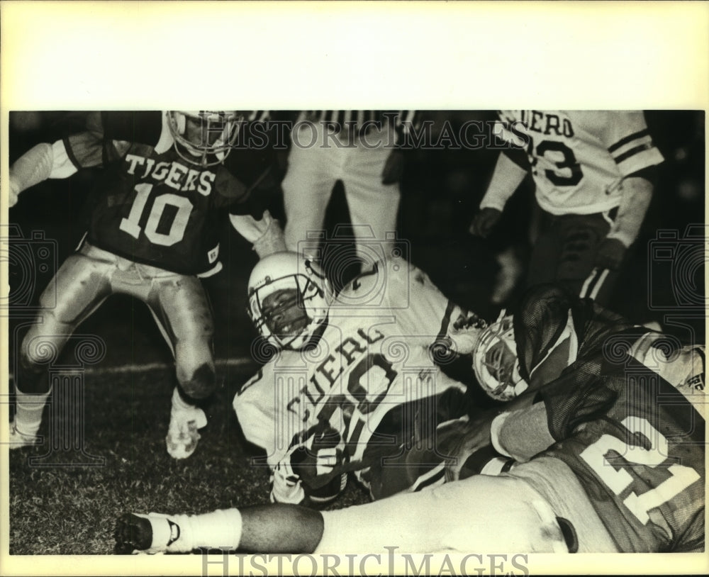 Press Photo Cuero High football player Robert Strait in action - sas10560- Historic Images