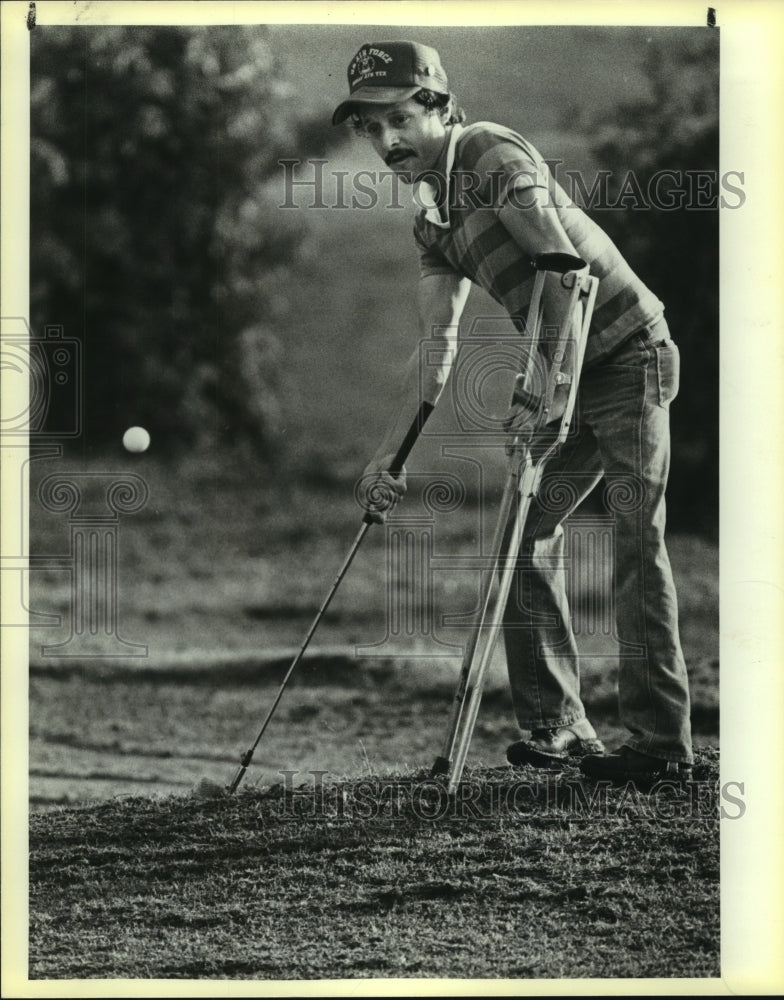 1985 Press Photo Disabled golfer Robert Valadez - sas10571- Historic Images