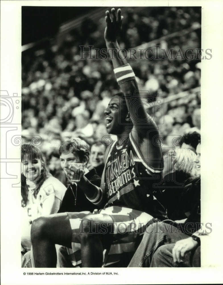 1998 Press Photo Globetrotters Basketball Player at Game - sas10598- Historic Images