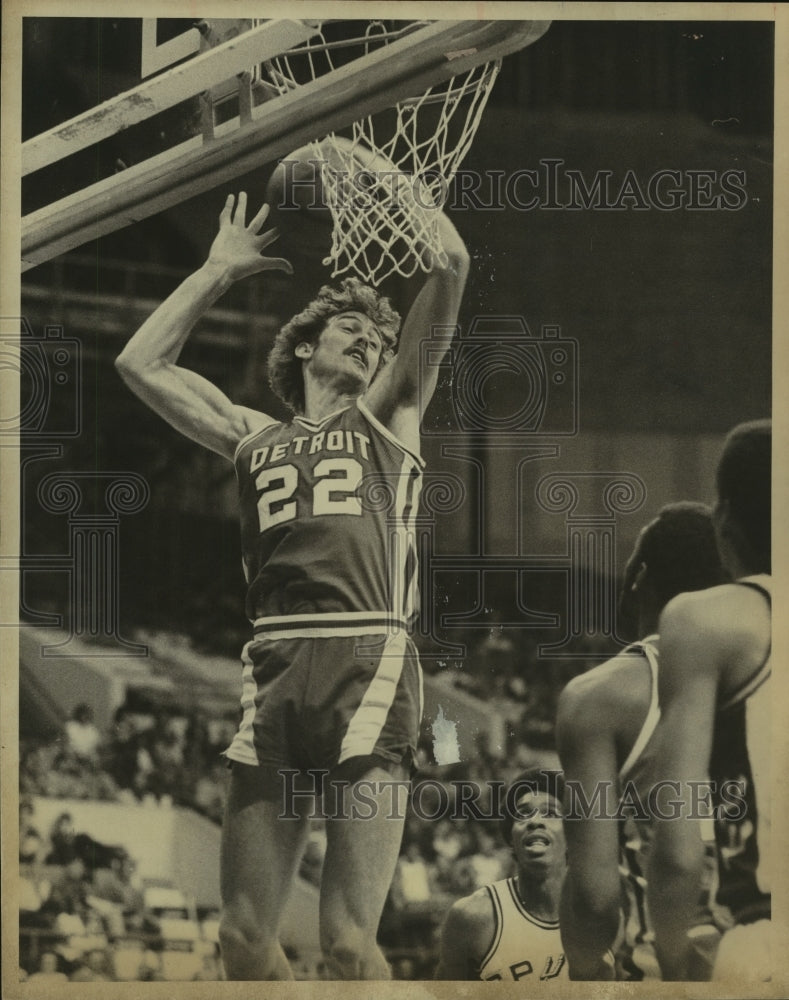 1977 Press Photo Gus Gerard, Detroit Basketball Player at Game - sas10619- Historic Images