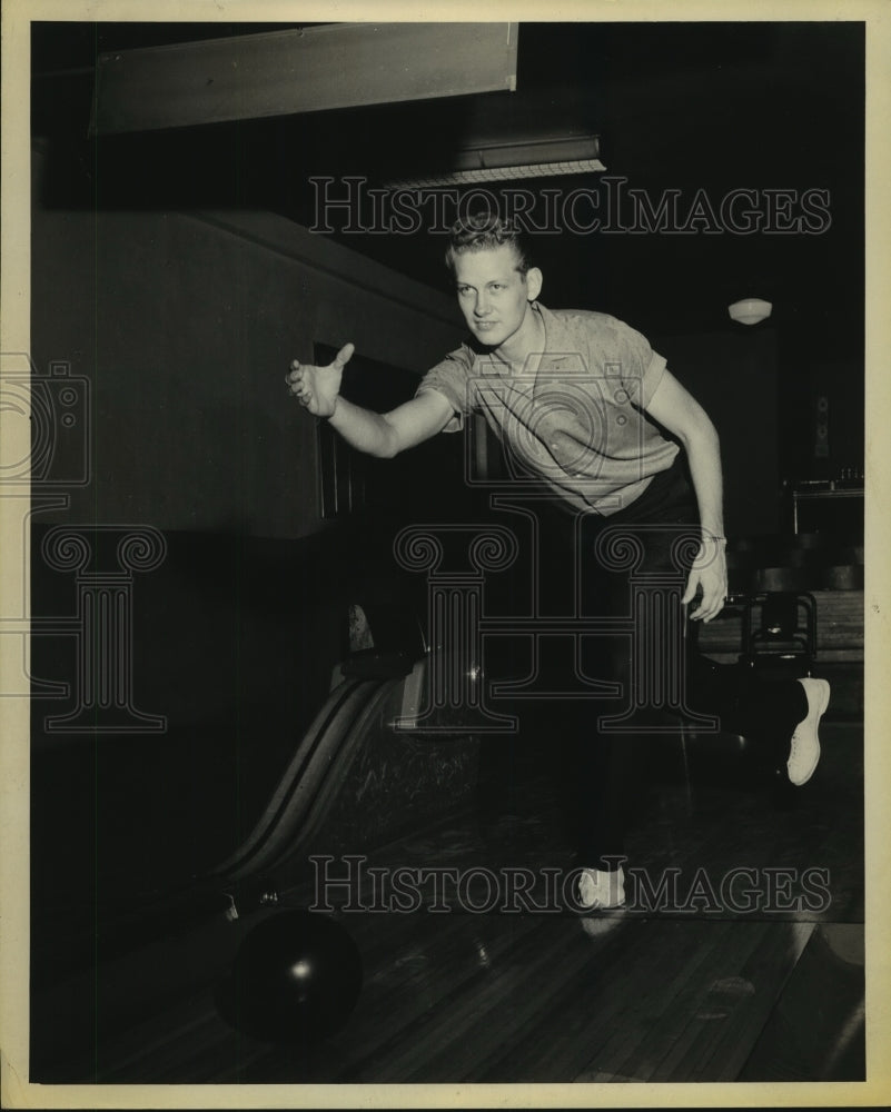 Press Photo Ronnie Gaudern, San Antonio Bowler at Lanes - sas10702- Historic Images