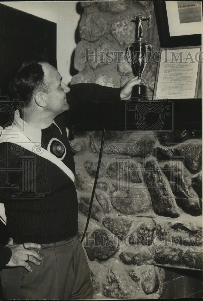 Press Photo William Springs with an archery golf trophy - sas10715- Historic Images