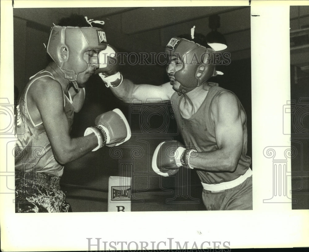1988 Press Photo Boxers Johnny Trevino and Frank Gonzales during a bout- Historic Images