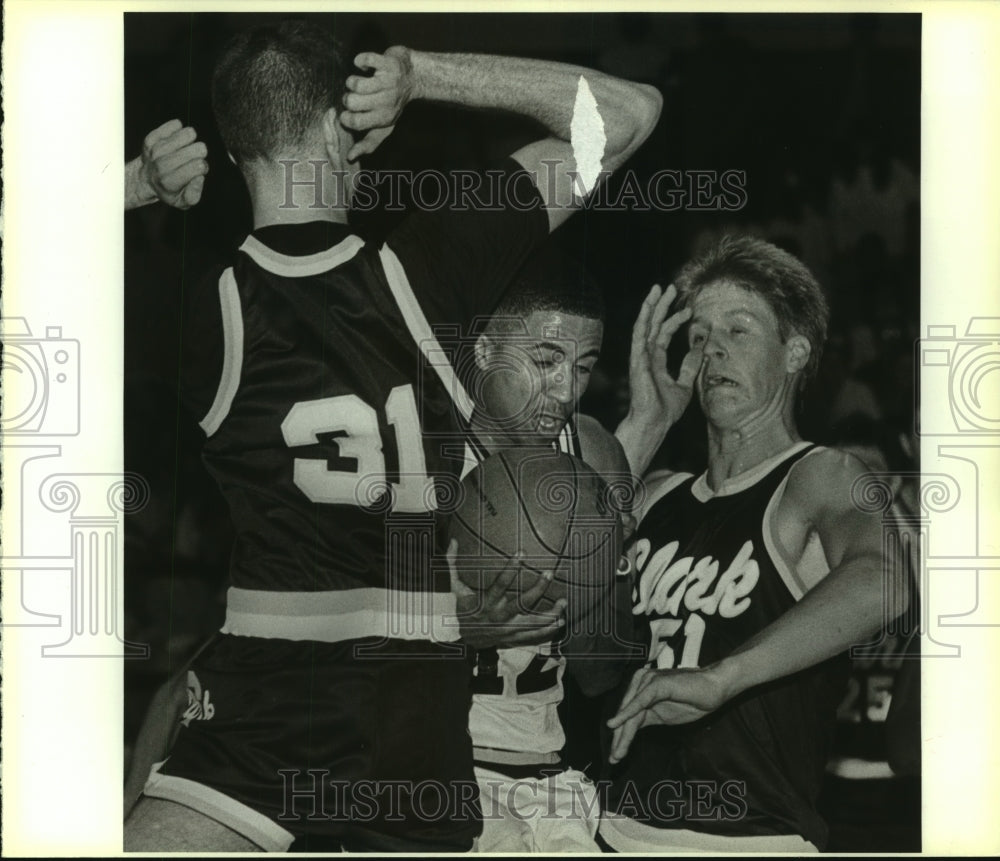 1987 Press Photo East Central basketball player Tony Terrell in action vs. Clark- Historic Images