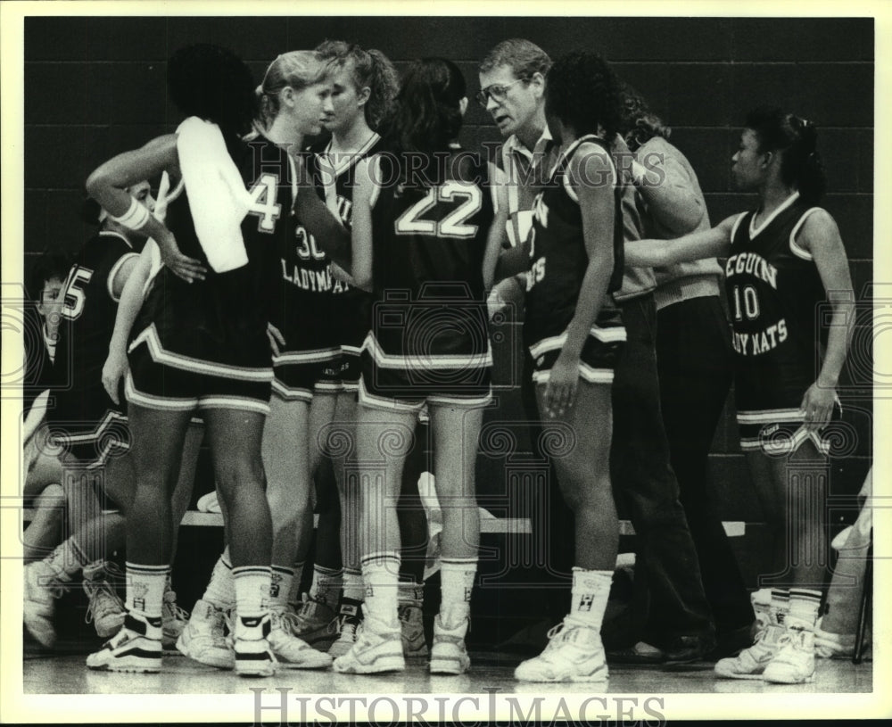 1989 Press Photo Seguin girls basketball coach Clyde Wallace and his players- Historic Images