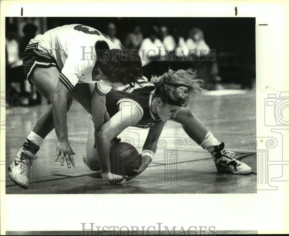 1990 Press Photo Roosevelt and Seguin play girls high school basketball- Historic Images