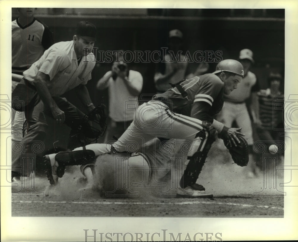 1983 Press Photo New Braunfels High baseball catcher Doug Campbell in action- Historic Images