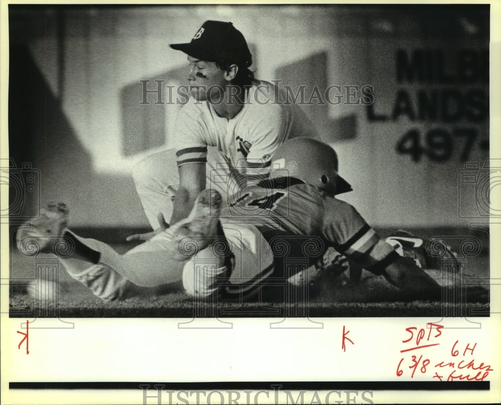 1986 Press Photo Medina Valley and Boerne High School Baseball Players at Game- Historic Images