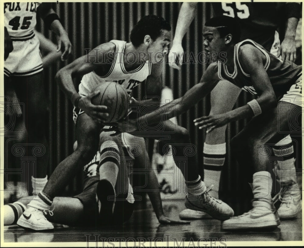 1985 Press Photo Fox Tech and Lee High School Basketball Players at Game- Historic Images