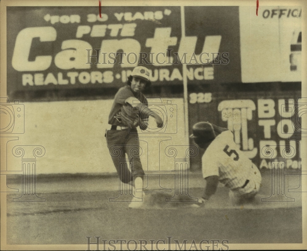 1979 Press Photo Burbank High baseball player Robert Rodriguez in action- Historic Images