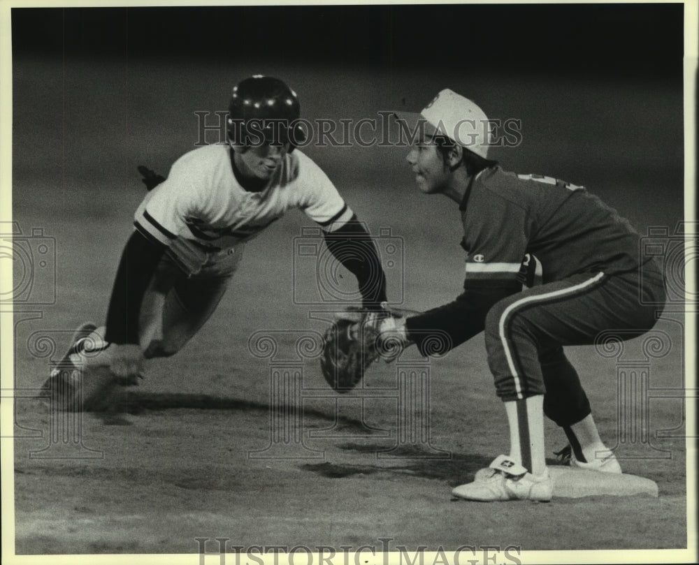 1986 Press Photo Highlands and Burbank High School Baseball Players at Game- Historic Images