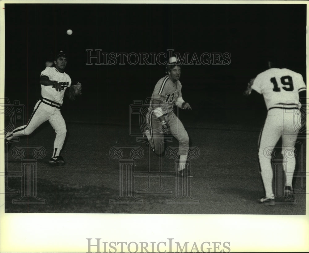 1986 Press Photo MacArthuf and Churchill High School Baseball Players at Game- Historic Images