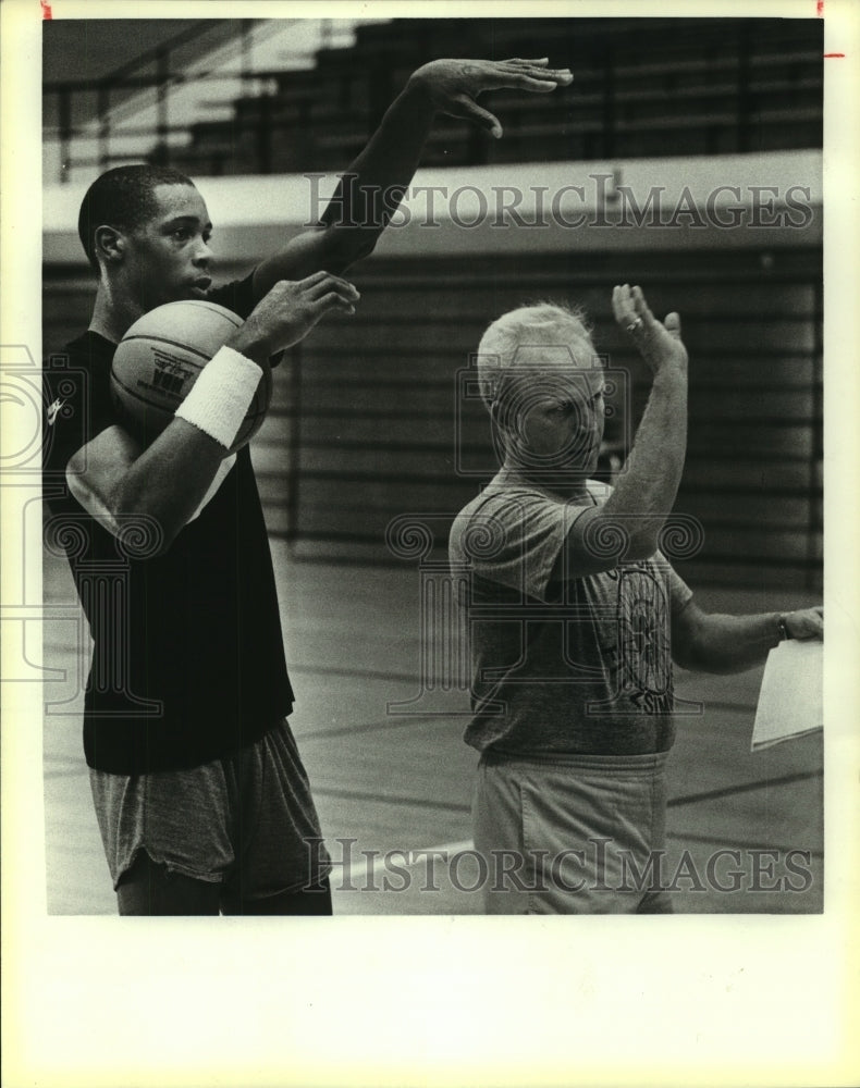 1984 Press Photo Cotton Fitzsimmons, Basketball Coach at Spurs Workout- Historic Images