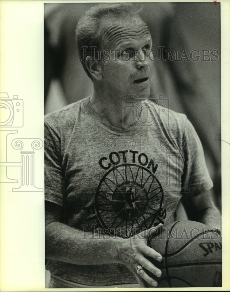 1984 Press Photo Cotton Fitzsimmons, Basketball Coach at Spurs Rookie Workout- Historic Images