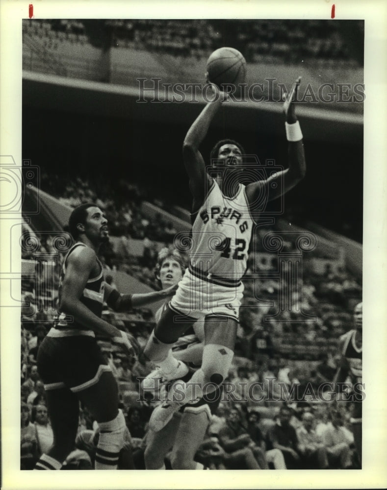 1983 Press Photo Edgar Jones, San Antonio Spurs Basketball Player - sas11223- Historic Images