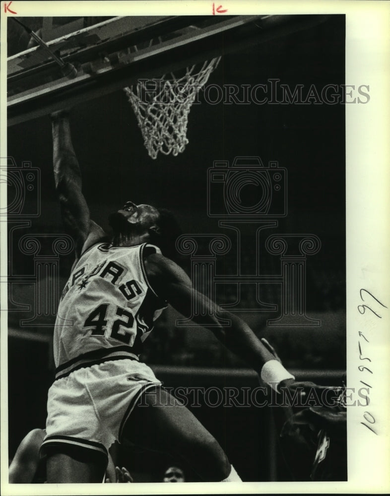 1983 Press Photo Edgar Jones, San Antonio Spurs Basketball Player at Game- Historic Images