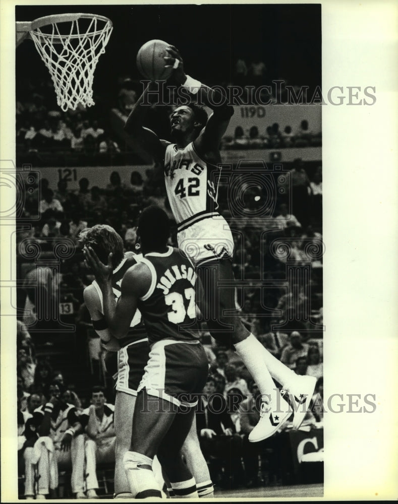 Press Photo Edgar Jones, Spurs Basketball Player at Game with Magic Johnson- Historic Images