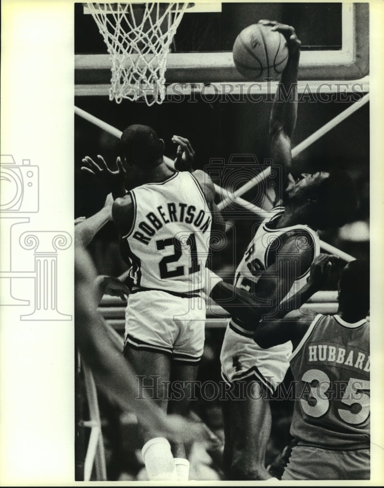 1984 Press Photo Edgar Jones and Alvin Robertson, Spurs Basketball Players- Historic Images