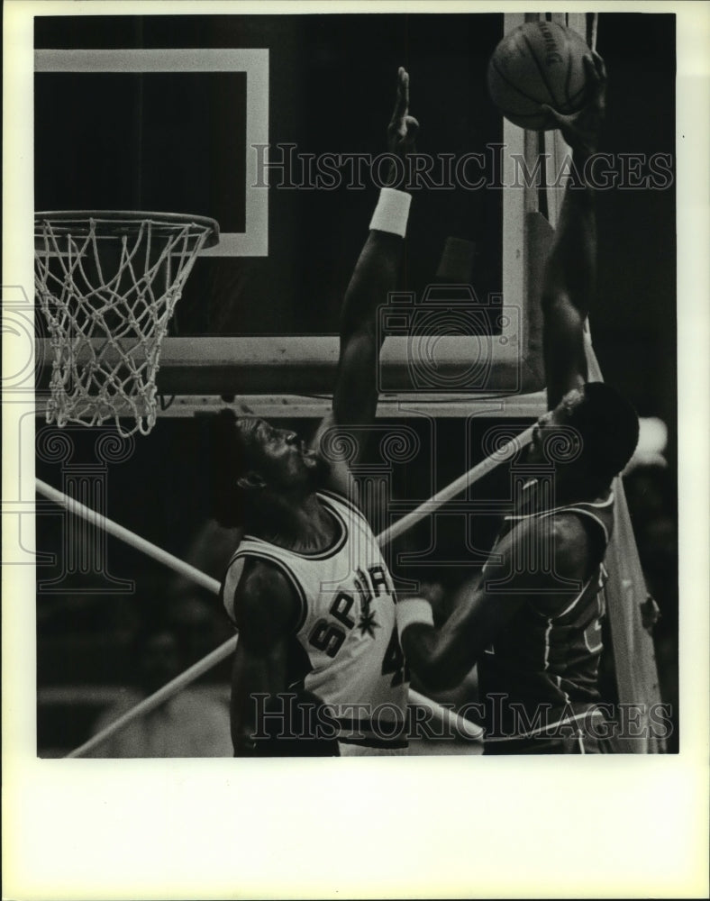 Press Photo Edgar Jones, Spurs Basketball Player at Detroit Game - sas11231- Historic Images