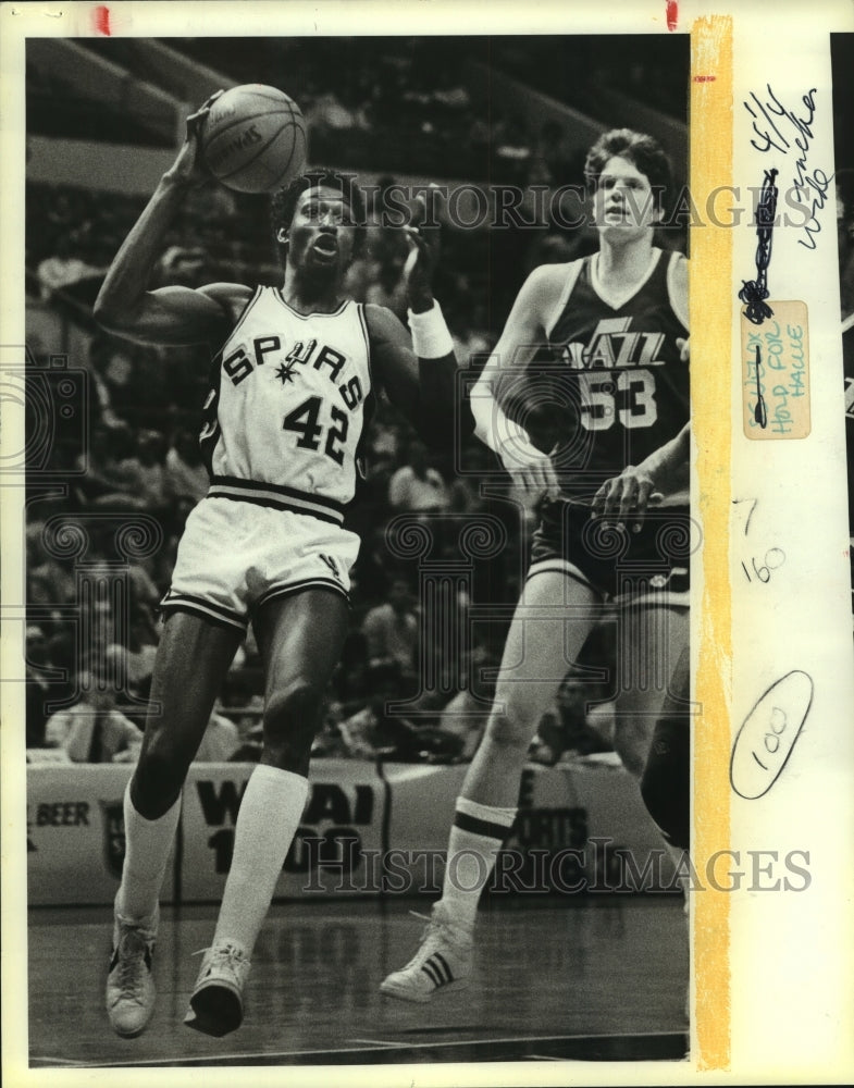 1984 Press Photo Edgar Jones, Spurs Basketball Player at Jazz Game - sas11234- Historic Images