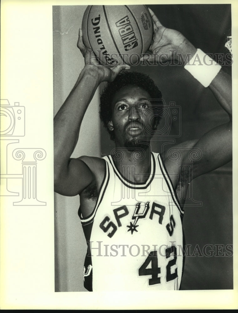 Press Photo Edgar Jones, Spurs Basketball Player - sas11235- Historic Images