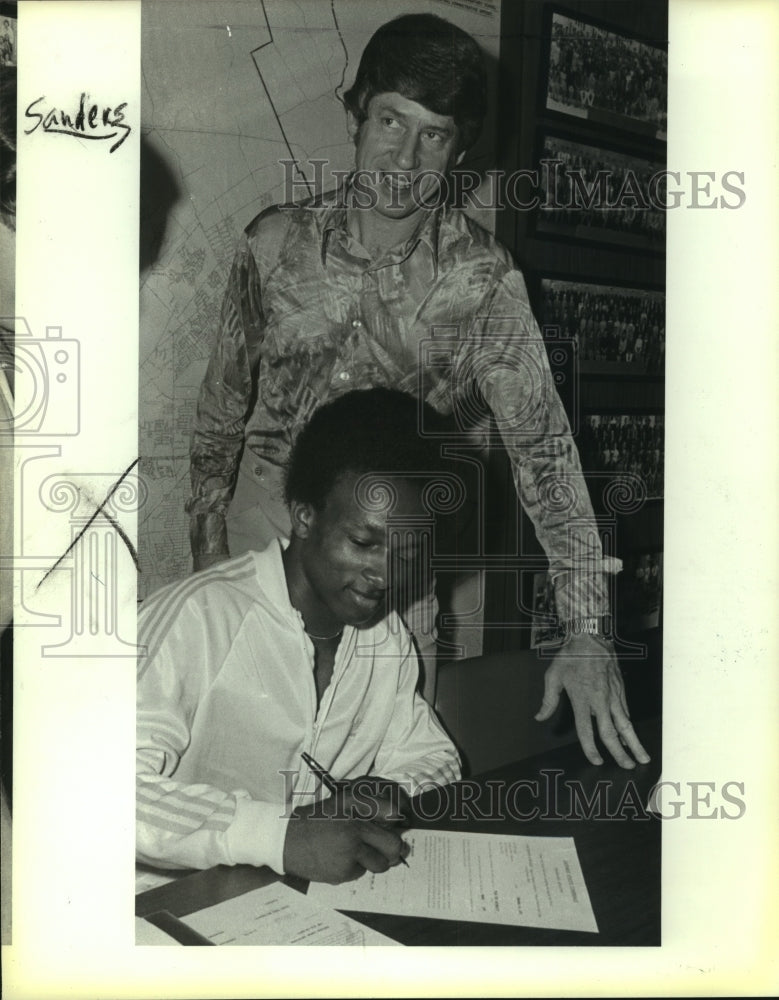 Press Photo Athlete Signs Papers - sas11343- Historic Images