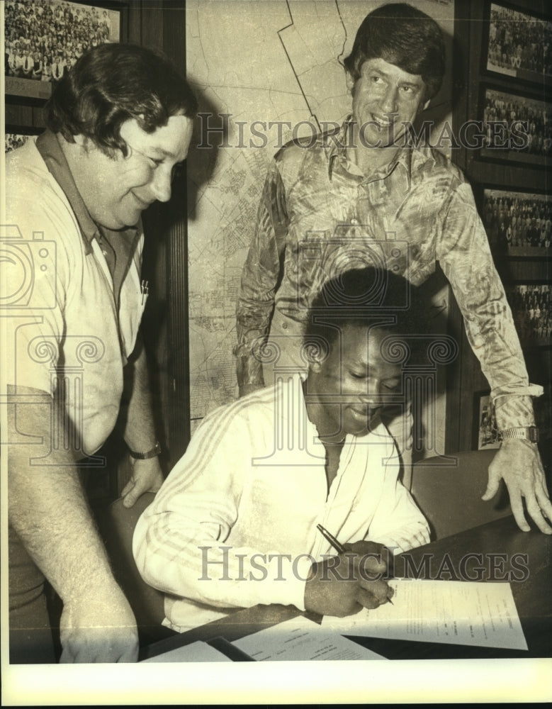 Press Photo Coaches Jerry Sanders and George Caddell with Anthony Hutchison- Historic Images