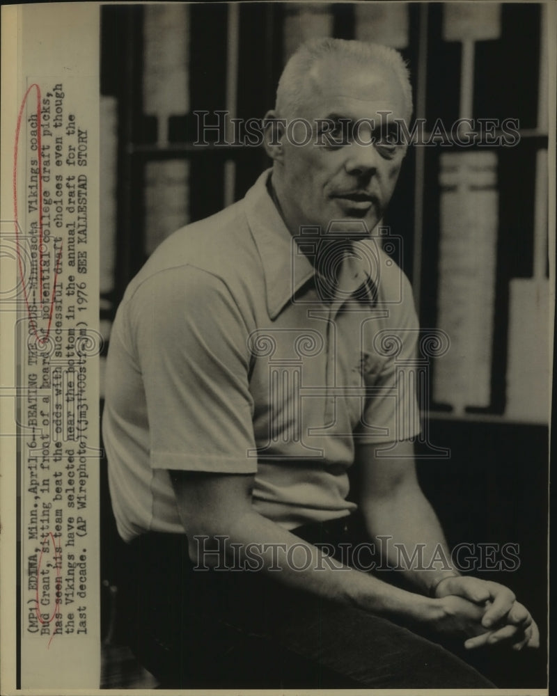 1976 Press Photo Bud Grant, Minnesota Vikings Football Coach at Draft Pick Board- Historic Images