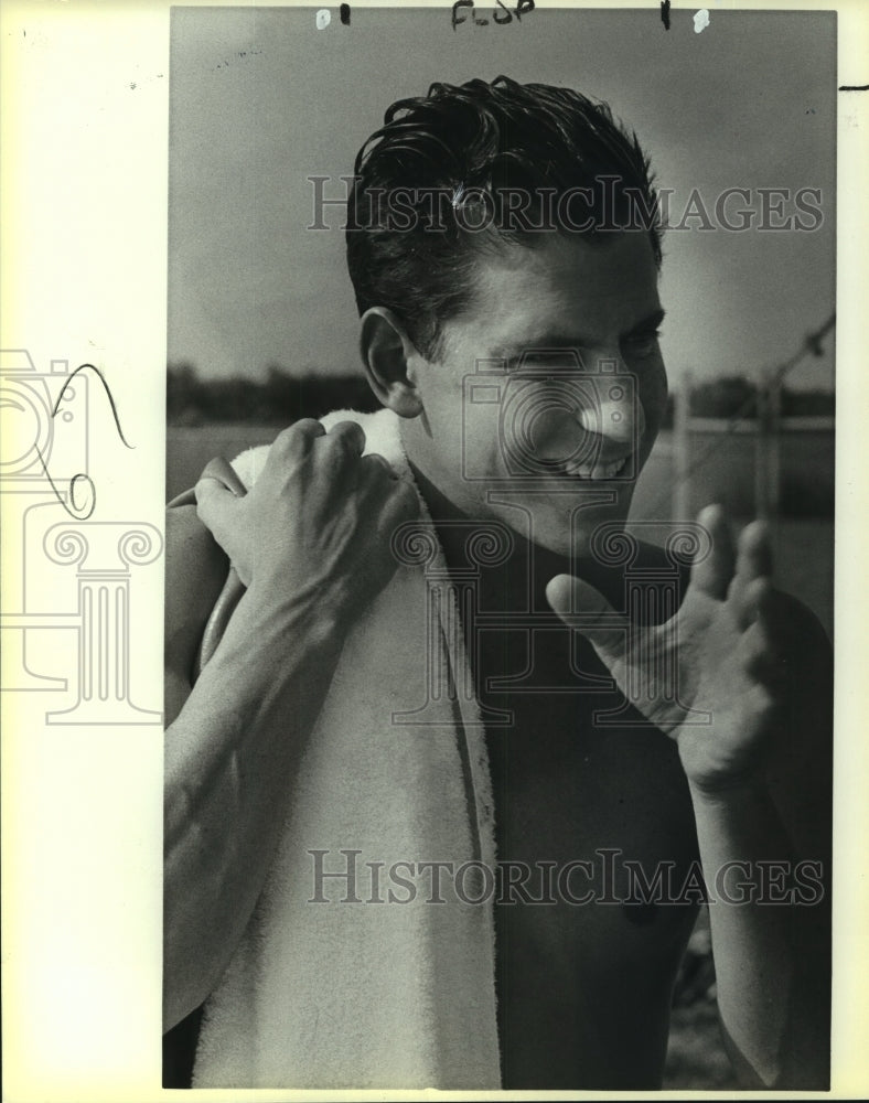 1986 Press Photo Swim Meet Winner Mike Gostigian Dries Off With Towel- Historic Images