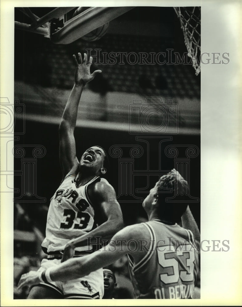 1985 Press Photo Spur Steve Johnson and King Mark Olberding play NBA basketball- Historic Images