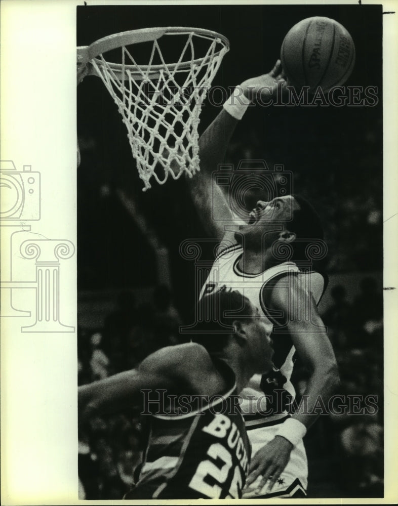 1986 Press Photo San Antonio Spurs &amp; Milwaukee Bucks in Basketball Game- Historic Images