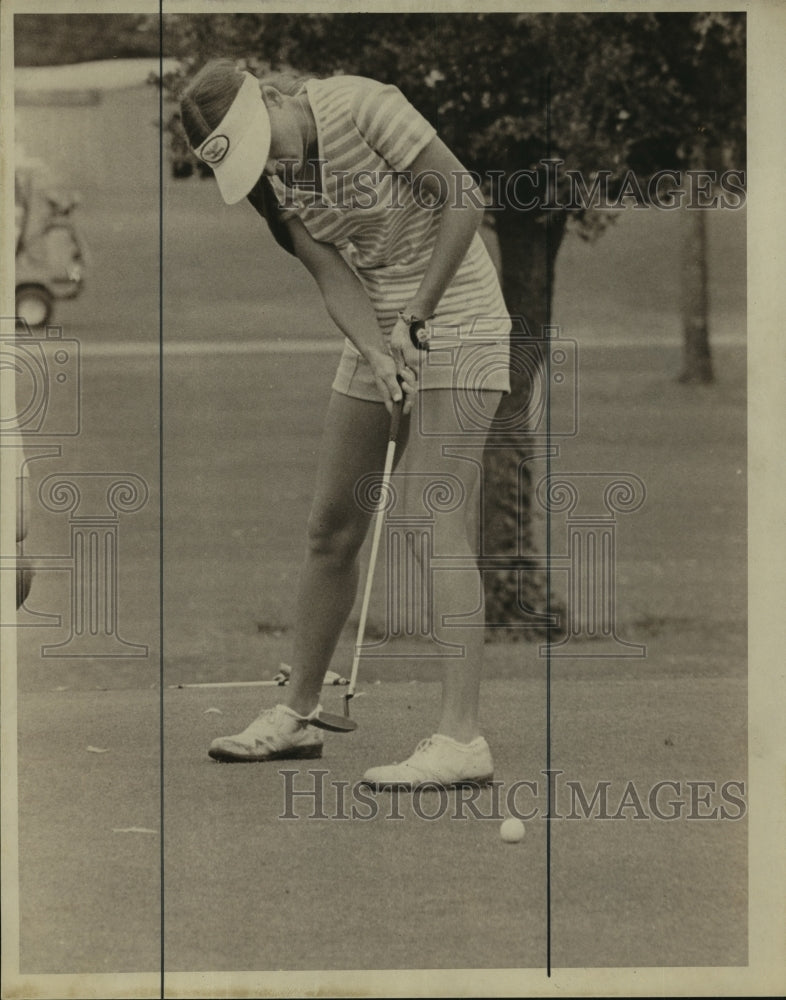 1973 Press Photo Golfer Brenda Goldsmith Putts on Green - sas11485- Historic Images