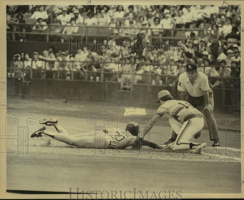 1981 Press Photo Houston Astros Baseball Player Tags Runner as Umpire Watches- Historic Images