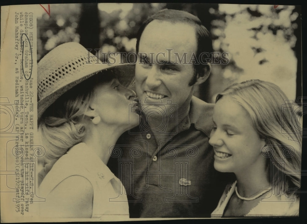 1975 Press Photo Tennis Player Lou Graham With Daughter Gets Kiss From Wife- Historic Images