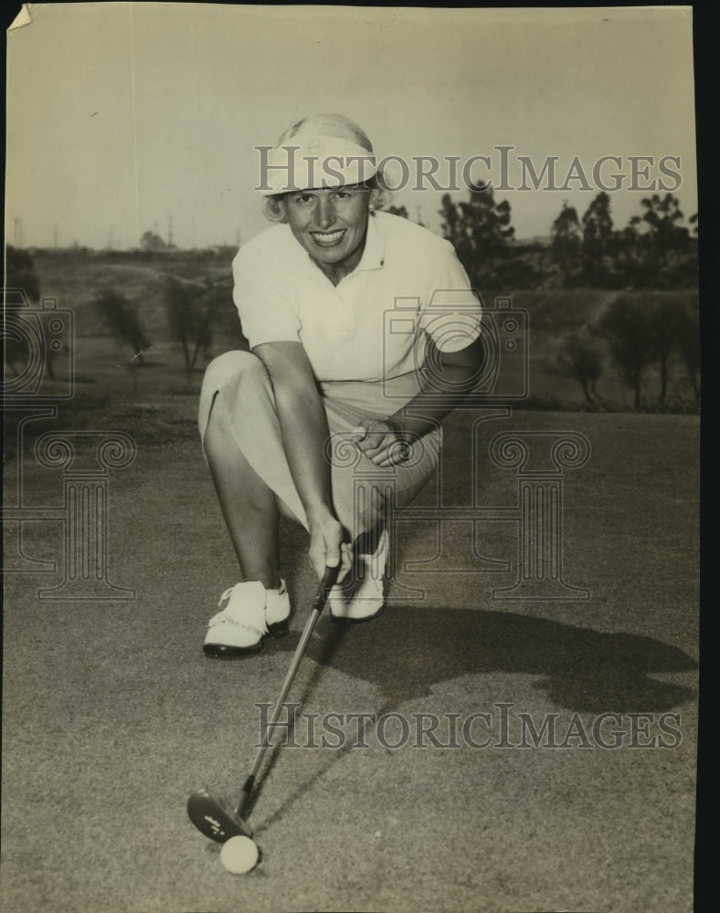 Press Photo Golfer Betty Jameson Poses With Putter &amp; Ball on Green - sas11713- Historic Images