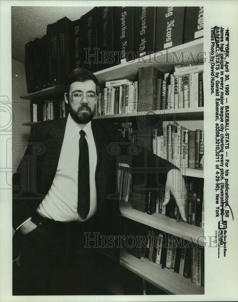 1990 Press Photo Baseball Statistician Bill James Leans on Bookshelf in New York- Historic Images