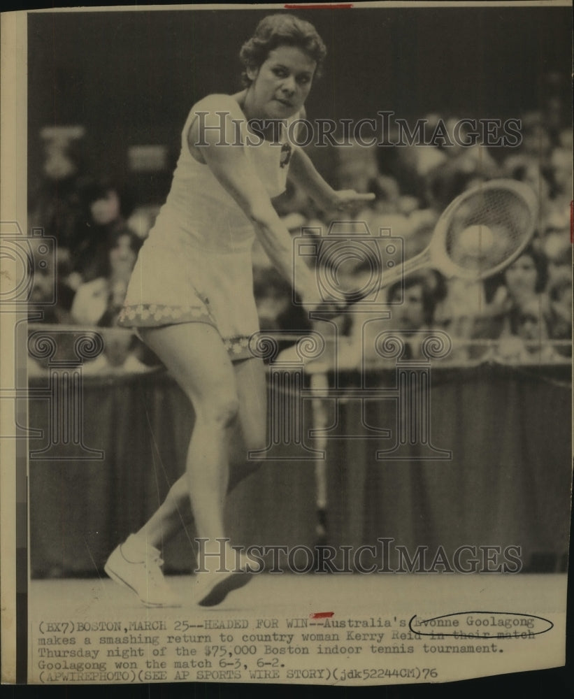 1976 Press Photo Tennis Player Evonne Goolagong Hits Return at Boston Tournament- Historic Images