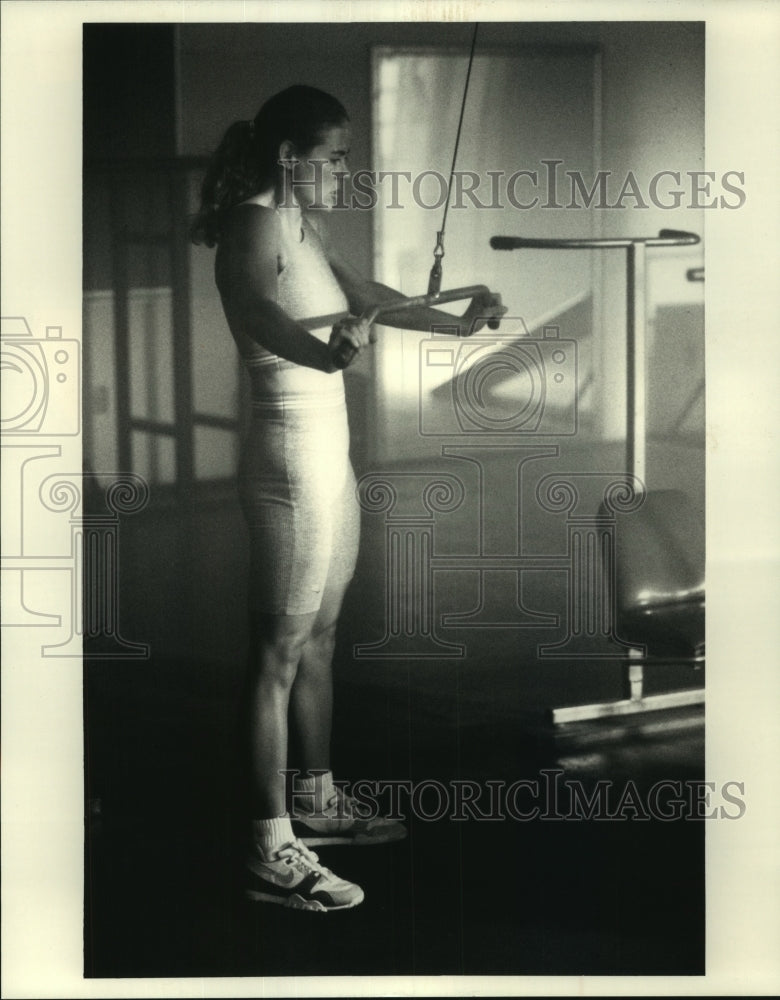 1989 Press Photo Joanne Ernst, Winning Ironman Triathlete at Weight Training- Historic Images